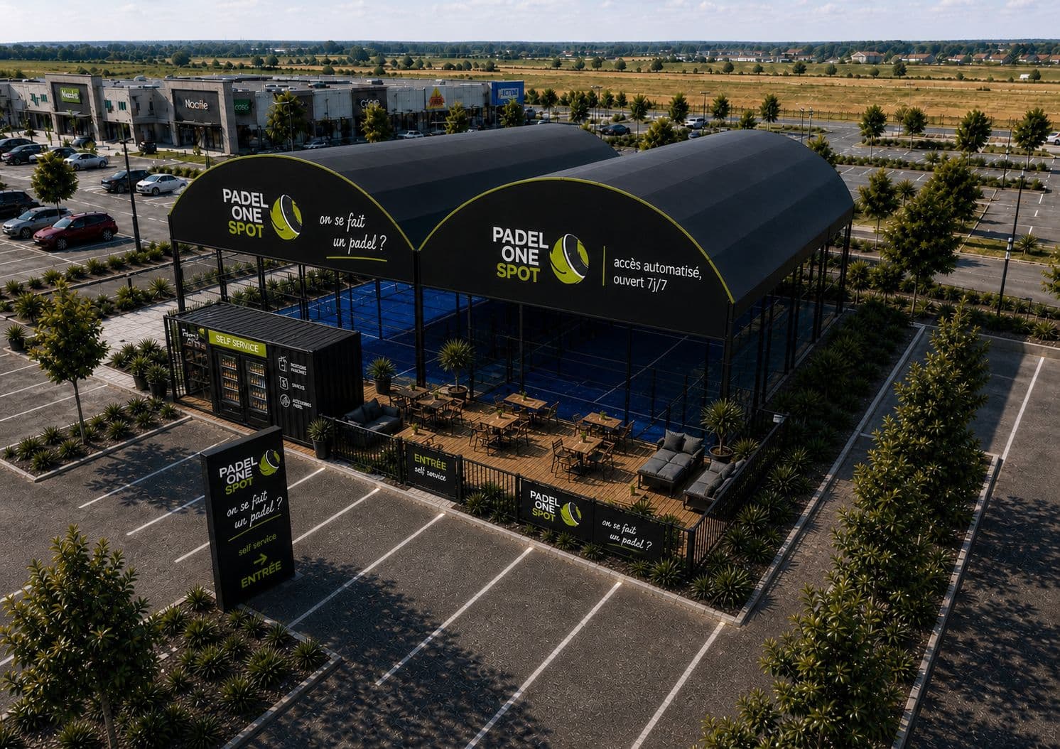 Vue aérienne de deux terrains Padel One Spot sur le parking d'un retail park