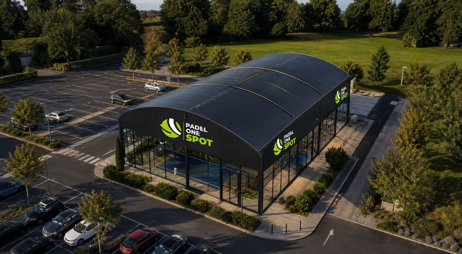 Vue aérienne d'un Padel One Spot couvert en implantation autonome
